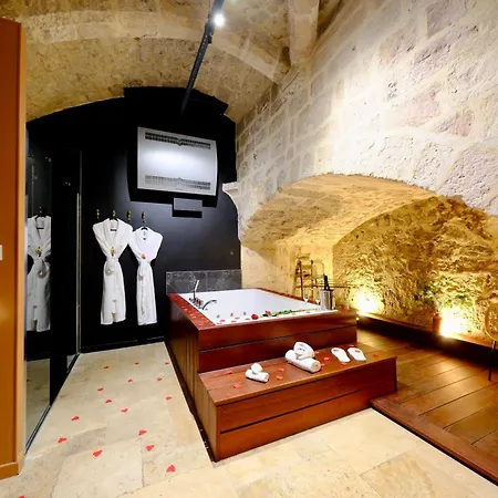 L'autel La Crypte Mysterieuse De - Sauna & Balneo Apartment *