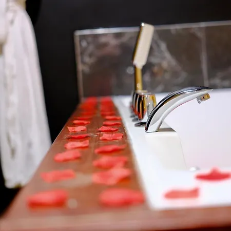 L'autel La Crypte Mysterieuse De - Sauna & Balneo Apartment Rouen