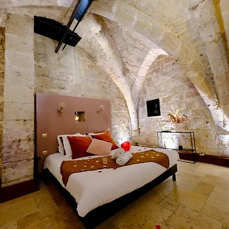 L'autel La Crypte Mystérieuse De - Sauna&balnéo Appartement *